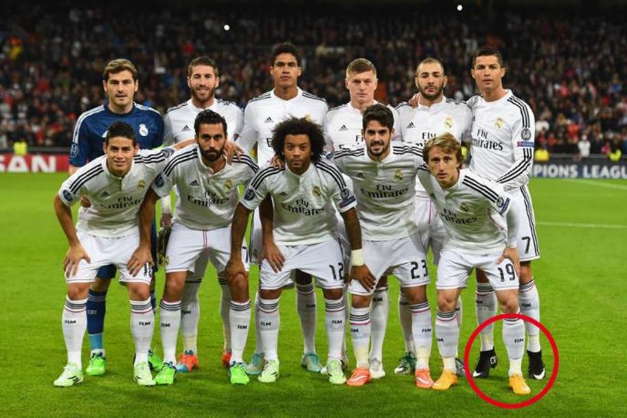 Ecco il trucco di Cristiano Ronaldo: In punta di piedi durante la foto di squadra per sembrare pi alto. Getty 